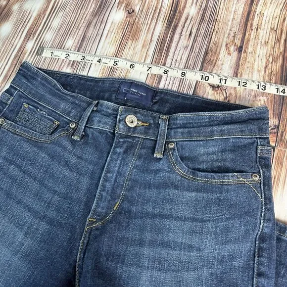 Levi's DEMI CURVE Classic Size 4 Mid Rise Crop Capri Jeans Denim Pants 27x21.5 - Picture 4 of 9